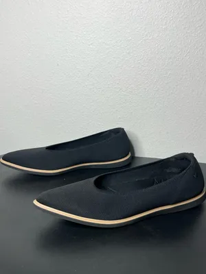 Vivaia Veronica Pointed Toe All Day Standing Flats in Black thumbnail 3