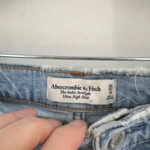 Abercrombie & Fitch Ultra High Rise Ankle Straight Jeans Distressed Size 25‎ thumbnail 3