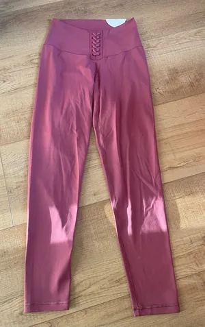 NWT Offline by Aerie real me lace up 7/8 leggings size M red Dusty rose/pink thumbnail 1