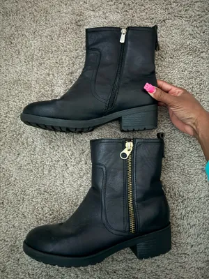 Black boots Size 8 thumbnail 1