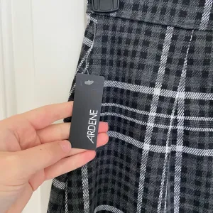 NWT | Ardene women’s plaid zip up miniskirt‎ — medium Black thumbnail 4