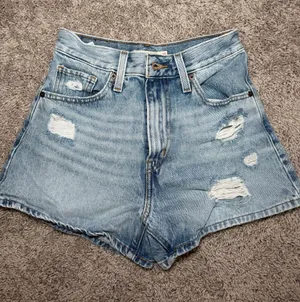 Levi’s Women’s High-Rise Mom Shorts thumbnail 1
