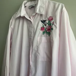 LAS OLAS Button Down Shirt Women’s Size L Pinstripe Embroidered thumbnail 9