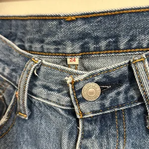 Levi's knee rip blue wash jeans size 24 thumbnail 6