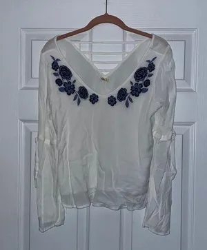 Women’s Hollister peasant top thumbnail 1