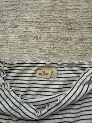 Hollister White & Gray Striped Off-Shoulder Long-Sleeve Crop Top (Size Small) thumbnail 4