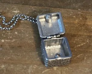 Madewell box pendant necklace thumbnail 3