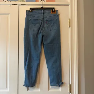 Levi’s Lightwash Bow Hem Jeans Size 6 or 28” thumbnail 2