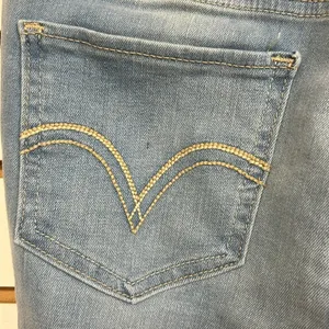 Levi's 535 Ultra Low Rise Legging Crop NWT Size 27 Light Wash Color Variation thumbnail 11