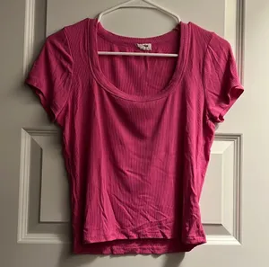 Vibrant pink ribbed Tee thumbnail 1