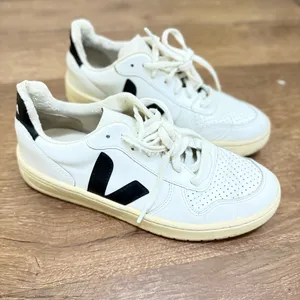 VEJA V-10 Men’s Lace Up Sneakers in White/Black - Size 8 .. thumbnail 1