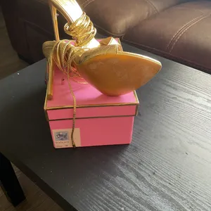 Elegant Gold Women's Strappy Sandals Size 7 thumbnail 2