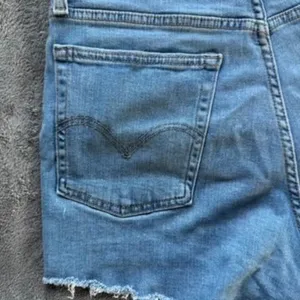 Levi High Rise Shorts Sz 30 thumbnail 8