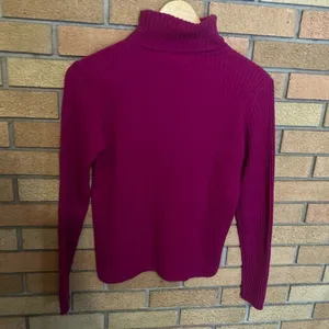 Neiman Marcus Exclusive Ribbed Dark Pink Turtleneck Sweater 100% Cashmere Size M thumbnail 3
