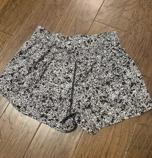 Lululemon Tracker Shorts 4" thumbnail 2