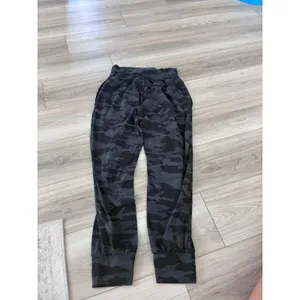 Athleta Salutation Camo Jogger Black Charcoal Grey Camouflage Pants Small thumbnail 4