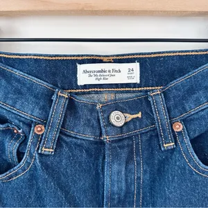 Abercrombie & Fitch Women’s The 90’s Relaxed Jean High Rise thumbnail 3