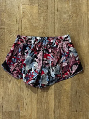 Lululemon Hotty Hot Short II *2.5" Lush Lillies Multi / Black Size 8 thumbnail 4