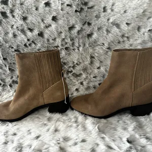 3003. Dolce Vita Suede Tan Ankle Booties sz 7.5 thumbnail 7