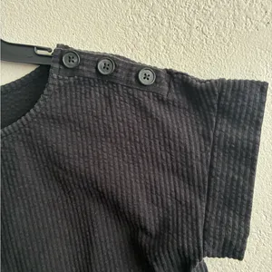 Madewell Faded Black Textured Button-Shoulder Tee M thumbnail 7