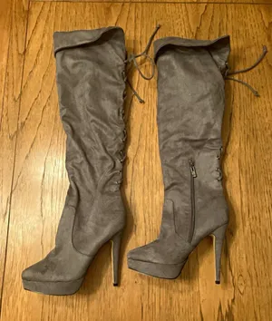 bebe Women’s Gray Faux Suede Knee-High Platform Stiletto Boots Round Toe 8 thumbnail 1
