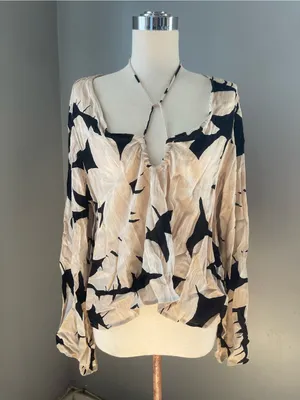 Billabong Beige and Black Tie-Front V-Neck bell sleeve relaxed top Sz M thumbnail 2