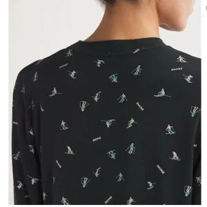 SKIMS Boyfriend Long Sleeve T-shirt in Washed Onyx Ski Print Size XL thumbnail 4