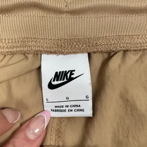 Nike‎ Sportswear Utility Cropped Pants Tan Khaki Faux Fur Fleece Trim Large thumbnail 4