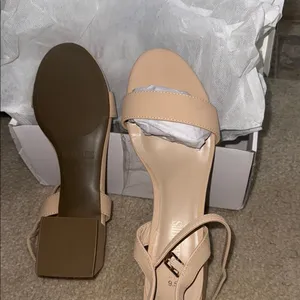 Amazon Dream Paris women’s Elegant Cream Block Heel Sandals 9.5 like new thumbnail 3