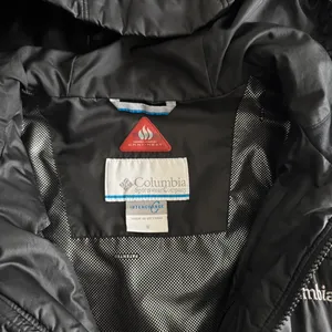 Womens Winter Jacket ✦ Open To All Offers ✦ Bundle Measurements: Used Good Condition. Only Flaw Writing on Back Tag. Womens Columbia Pro Interchange Athletic Winter Jacket Size Small Regular Athletic Fit. Excellent For Casual and Active Wear. Columbia Logo Front Side. Strong Durable Fabric Material. Black/Gray ——— TAGS ——- #Columbia #Athletic #Skiing #Jacket #Winter thumbnail 6
