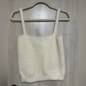Anthropologie Cream Fuzzy Cropped Sleeveless Tank Willow and Wind‎ thumbnail 3