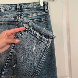 💌 Abercrombie & Fitch The Mom High Rise Distressed Jean thumbnail 5