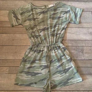Francesca’s camo print romper Size M thumbnail 1