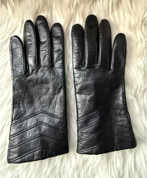 Ladie’s Classic Black Leather Gloves Size Medium thumbnail 1