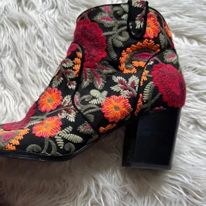 Crown Vintage Frankie Embroidered Floral Peep Toe Ankle Boots thumbnail 3