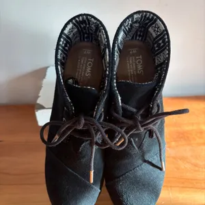 TOMS‎ Desert Wedge Black Suede Lace Up Ankle Booties Womens 7 Round Toe Chukka thumbnail 4