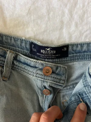 Hollister Curvy High-Rise Shorts Mom thumbnail 4