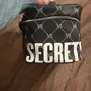 Victoria's Secret beauty bag thumbnail 7