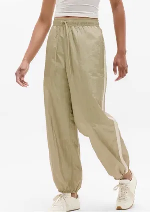 NWT Athleta Daybreak Mid‎ Rise Parachute Balloon Pants in Tan White Medium Tall thumbnail 1