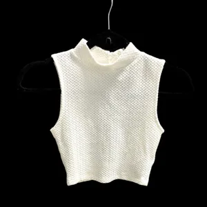 DIVIDED H&M White Textured Sleeveless Crop Top with Back Button Closure Sz XS thumbnail 2