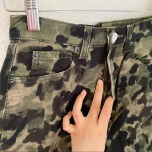 WeWoreWhat Dani Boyfriend Jeans Camo High Rise Olive Size‎ 25 NWT thumbnail 7