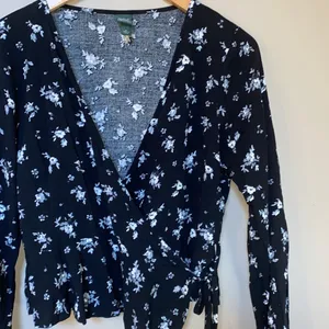 Wild fable black white floral wrap crop top thumbnail 4