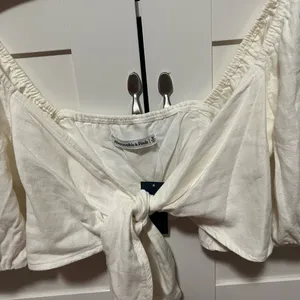 Abercrombie White Puff Sleeve Tie-Front Crop Top thumbnail 3
