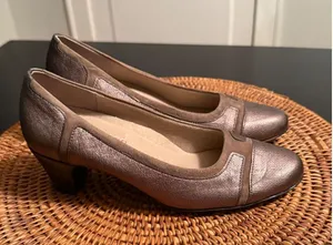 Munro‎ American Womens Metallic Bronze Suede Trim Pumps Heels M276348 Size 7 M thumbnail 1