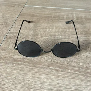 Black round sunglasses thumbnail 4