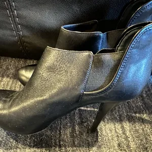 Guess black leather heal‎ booties thumbnail 3