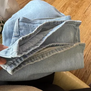 Universal Threads Relaxed Wide Leg Jeans Light Wash Star Patch Denim Womens 10/30 thumbnail 10
