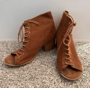Quipid Short brown-tan boots with laces thumbnail 1