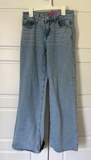 Edikted Raelynn Low-Rise Jeans thumbnail 1