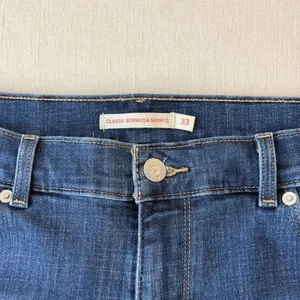 Levi's Classic Bermuda Shorts 33 Dark Wash Denim Jorts 90s Style thumbnail 6